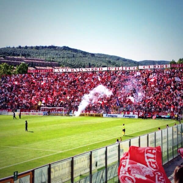 83037f5f 9468 4f77 af04 efe9ae6237ba Chants, Tifosi et Cappuccinos : L'Imprégnation du Football dans la Culture des Rues Italiennes.