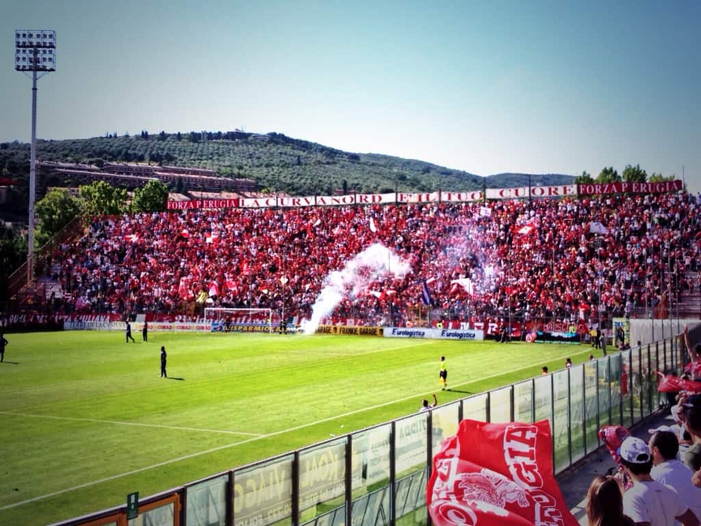 83037f5f 9468 4f77 af04 efe9ae6237ba Chants, Tifosi et Cappuccinos : L'Imprégnation du Football dans la Culture des Rues Italiennes.